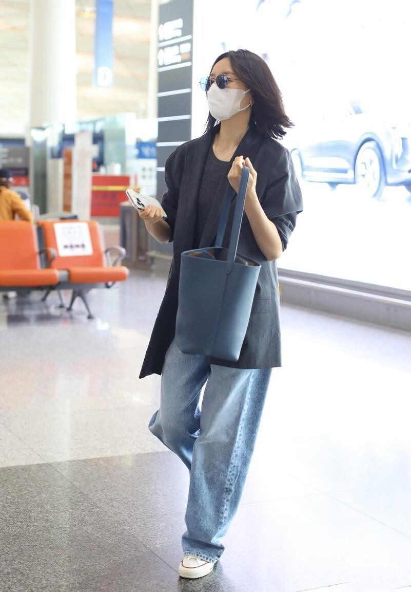 42岁董洁现身机场状态一般休闲风打扮如同路人甲
