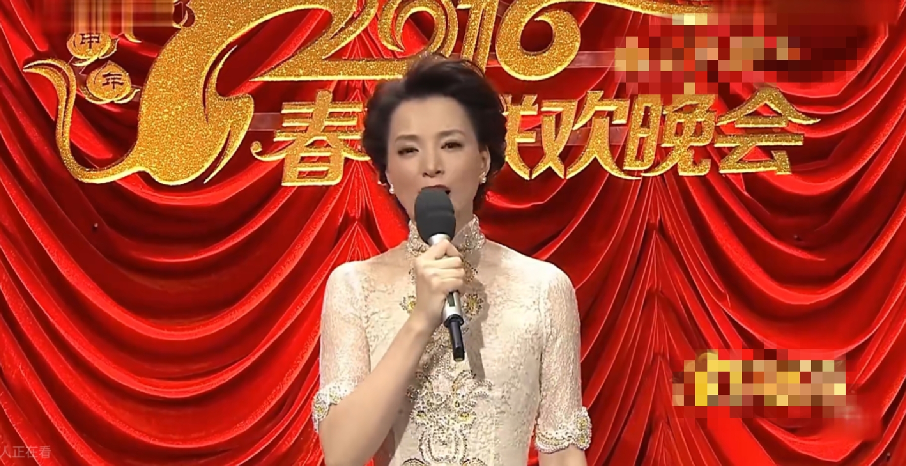 她在2016年春晚上的白金旗袍被不少观众夸赞简直"封神"了,纯白旗袍