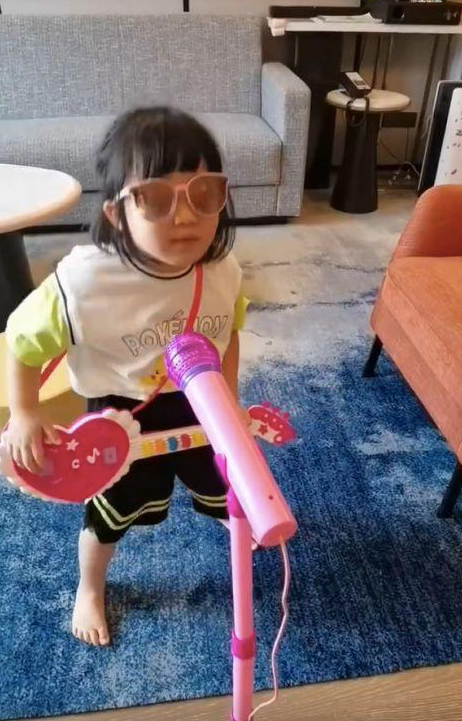 王祖蓝晒出女儿唱歌视频，gabby要继承爸爸衣钵，或将进入演艺圈休闲区蓝鸢梦想 - Www.slyday.coM