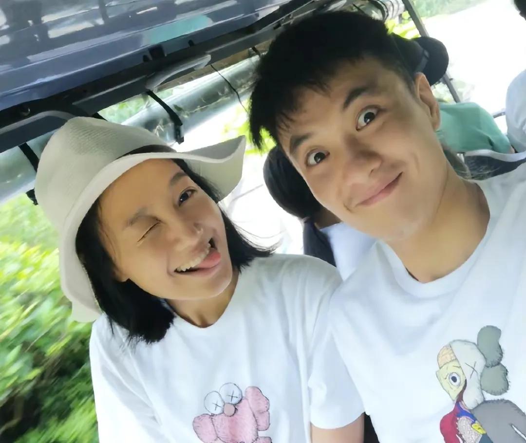 朱丹晒出一家游玩照片周一围一头秀发抢镜