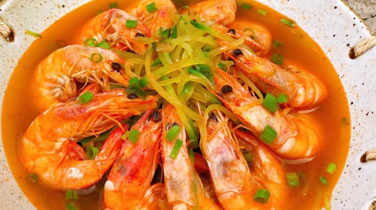 萝卜丝大虾汤准备食材大虾12个,青萝卜1块,葱姜蒜适量,味极鲜酱油1