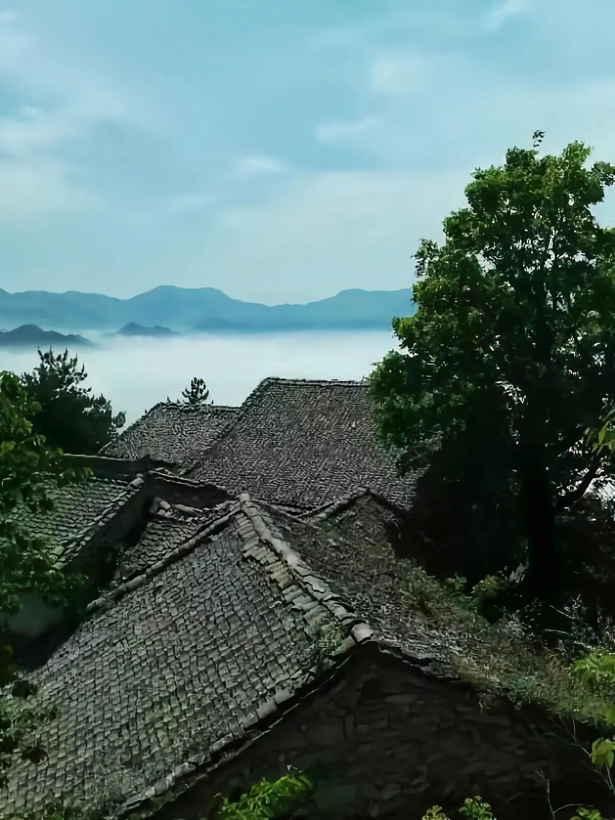 登高望远,奇山兀立,群山连亘,苍翠峭拔,云遮雾绕