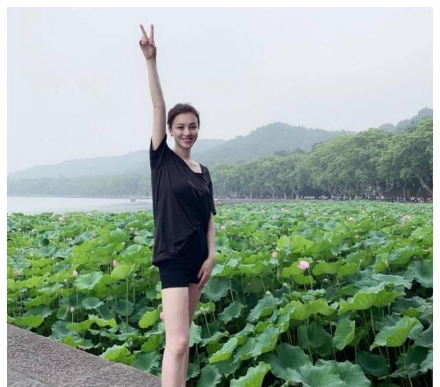 刘翔前妻近况晒新照蓝色休闲装似少女如今离婚七年仍单身