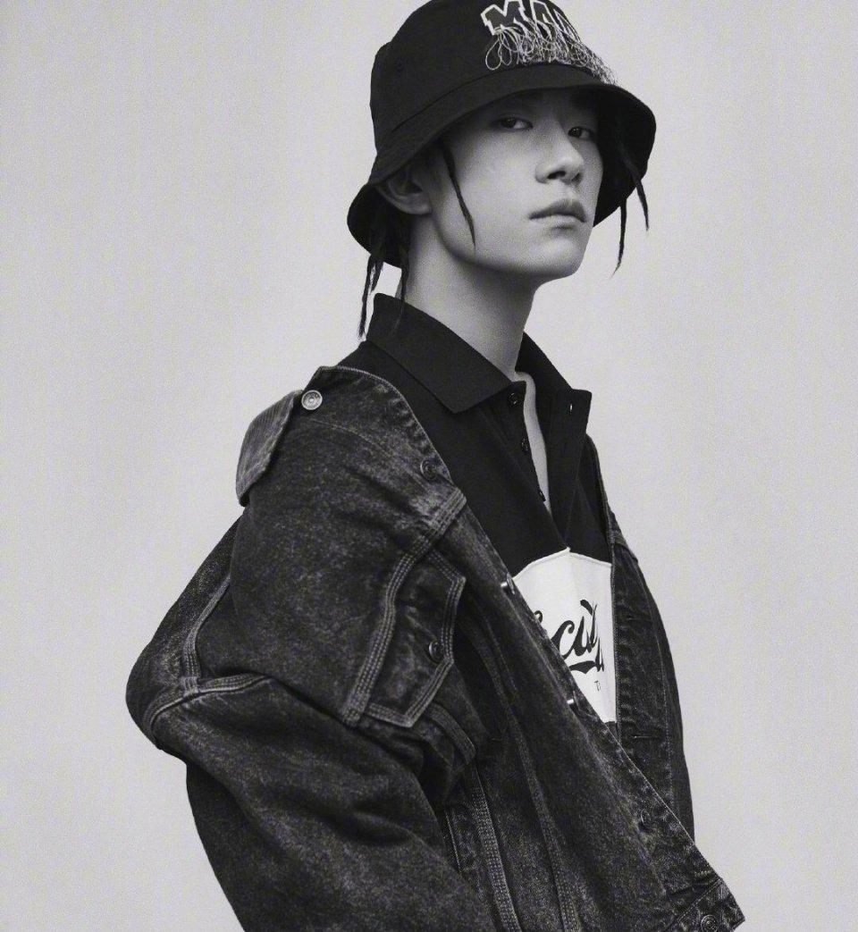 有种加分神器叫易烊千玺戴帽子一举一动撩动人心让人沦陷