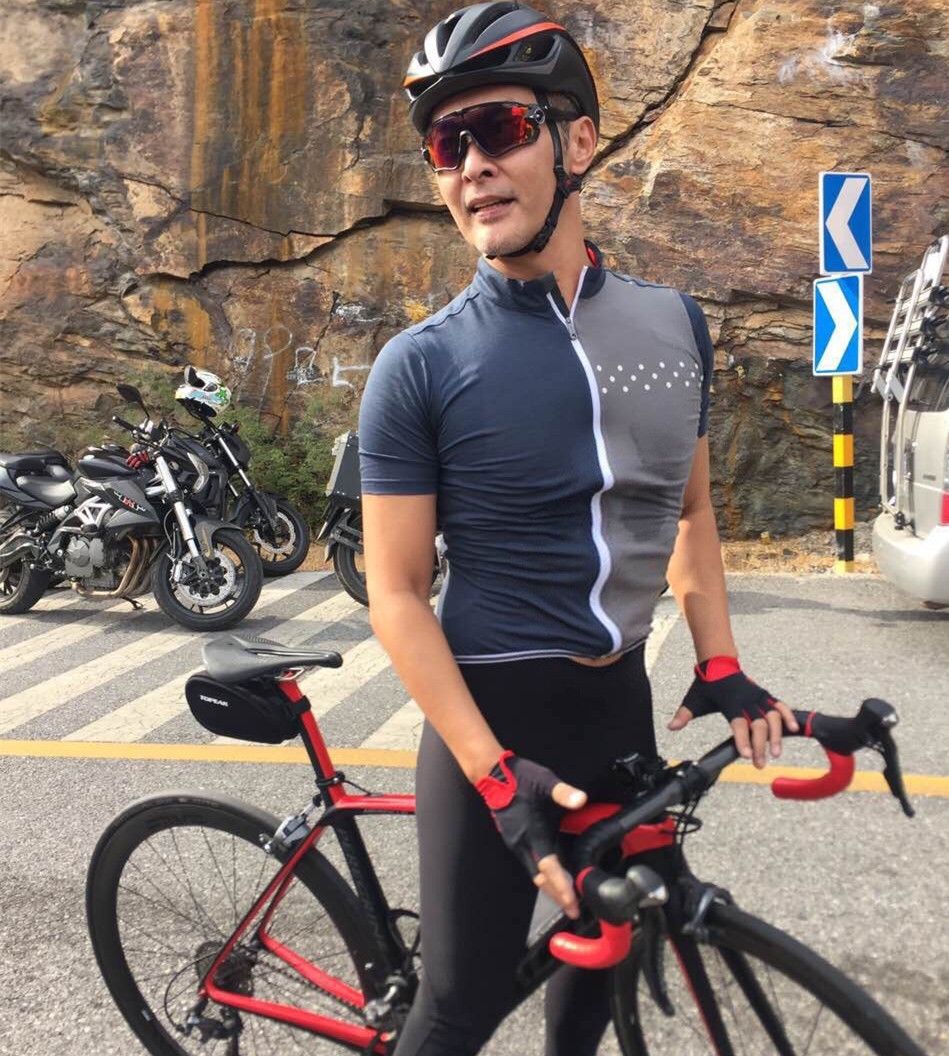 52岁连凯全家定居内地经营化妆培训中心近照胡子拉碴男人味足