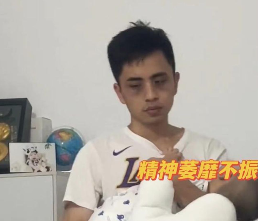 宝爸带娃熬出黑眼圈,精神萎靡眼睛无光,一脸"生无可恋"太真实__财经