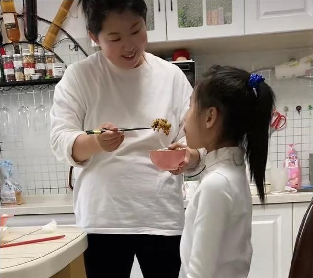 女儿不吃饭妈妈站一旁给她喂饭网友以后嫁人了婆婆喂