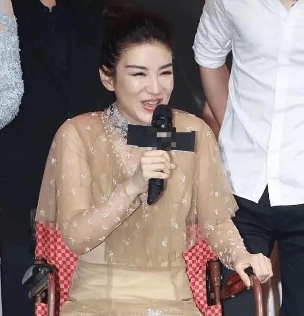 黄奕之前一度胖成了130斤,瘦身成功之后,整个人像是变了一个人,穿着