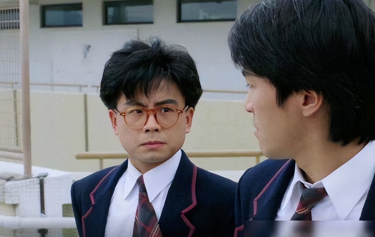 周星驰御用配角黄一山走穴被拍台上尬舞被群嘲娃娃脸不像57岁