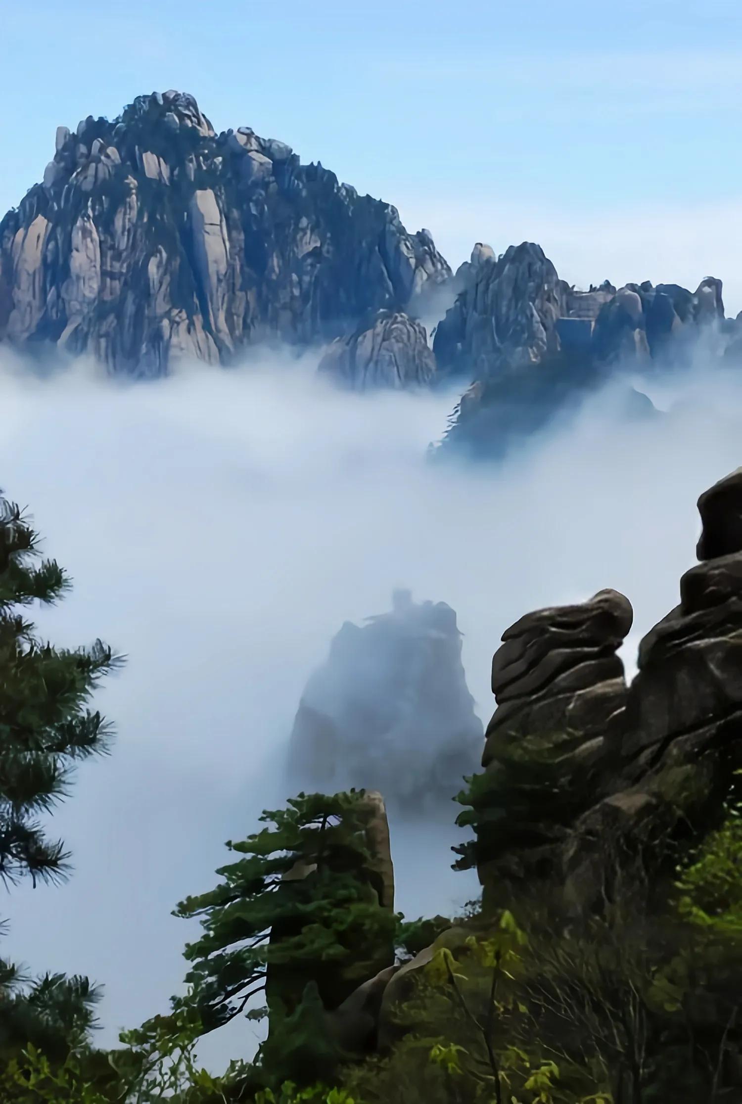 登高望远,奇山兀立,群山连亘,苍翠峭拔,云遮雾绕