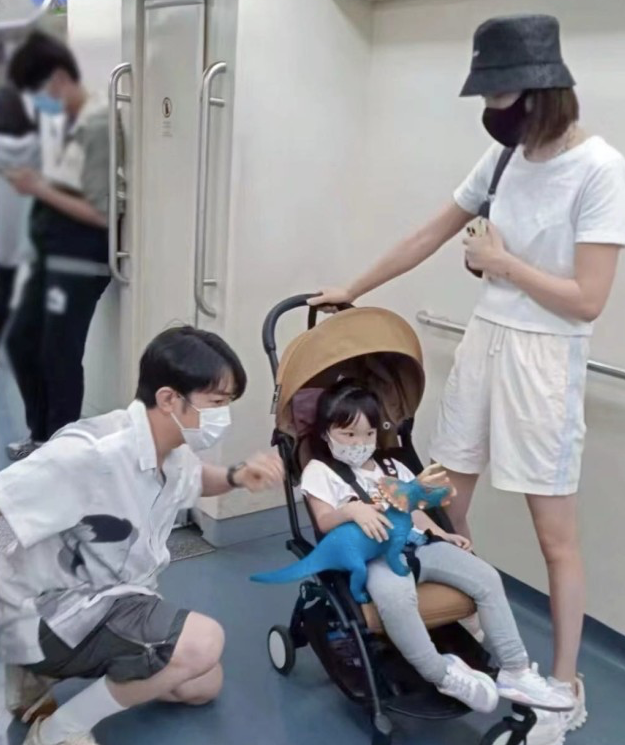 王祖蓝晒出女儿唱歌视频，gabby要继承爸爸衣钵，或将进入演艺圈休闲区蓝鸢梦想 - Www.slyday.coM