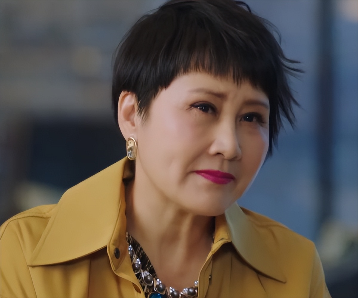 新居之约张凯丽放飞自我60岁了还浓妆艳抹