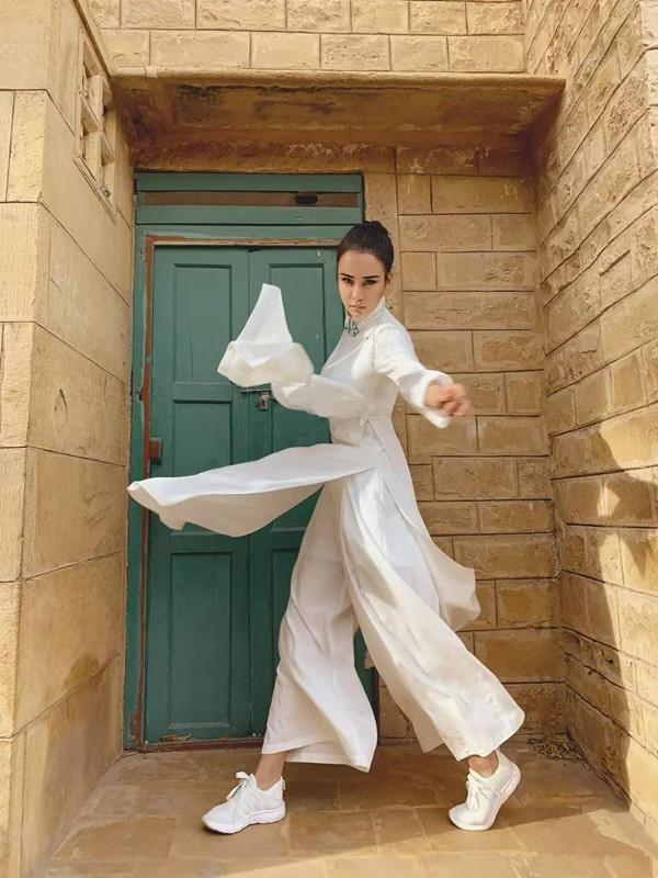 更加的具有成熟女人的知性之美和古典女人的安静祥和,袅娜娉婷之中