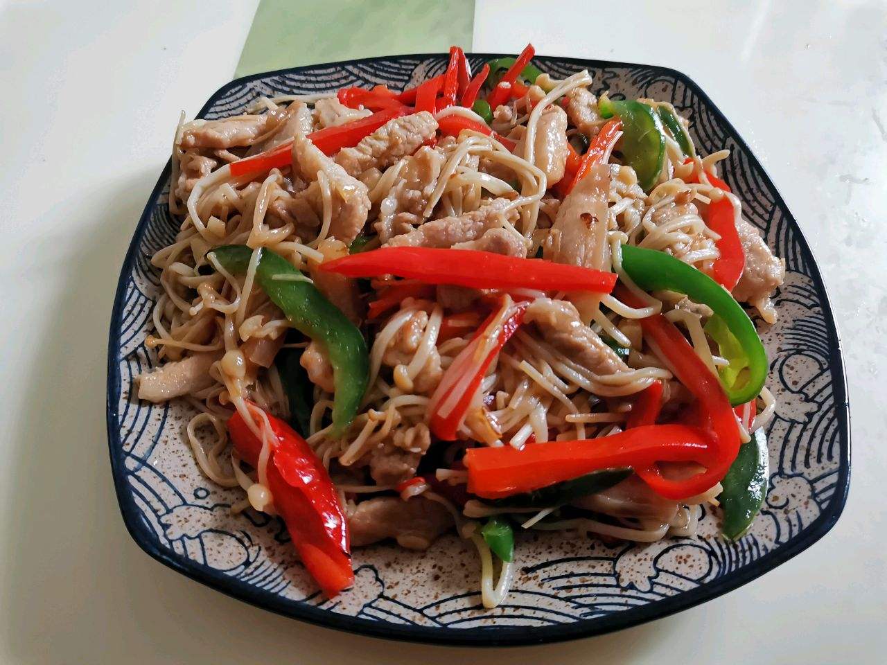 美味的金针菇炒羊肉