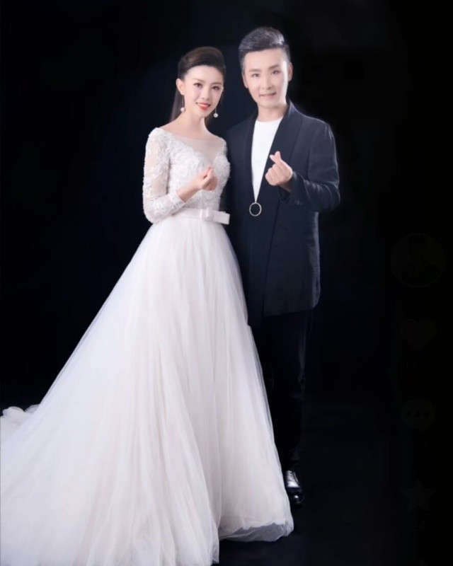 刘和刚晒婚纱照庆丝婚送战扬手写贺卡庆祝两子女长相像爸