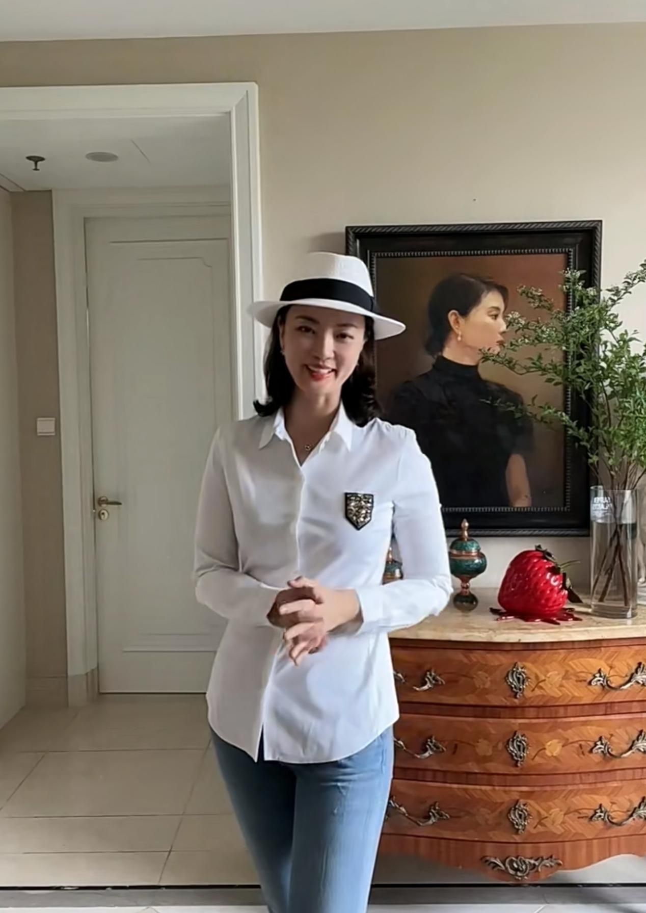 央视主持刘芳菲冻龄身材太牛了穿8年前衬衫曲线反更成熟