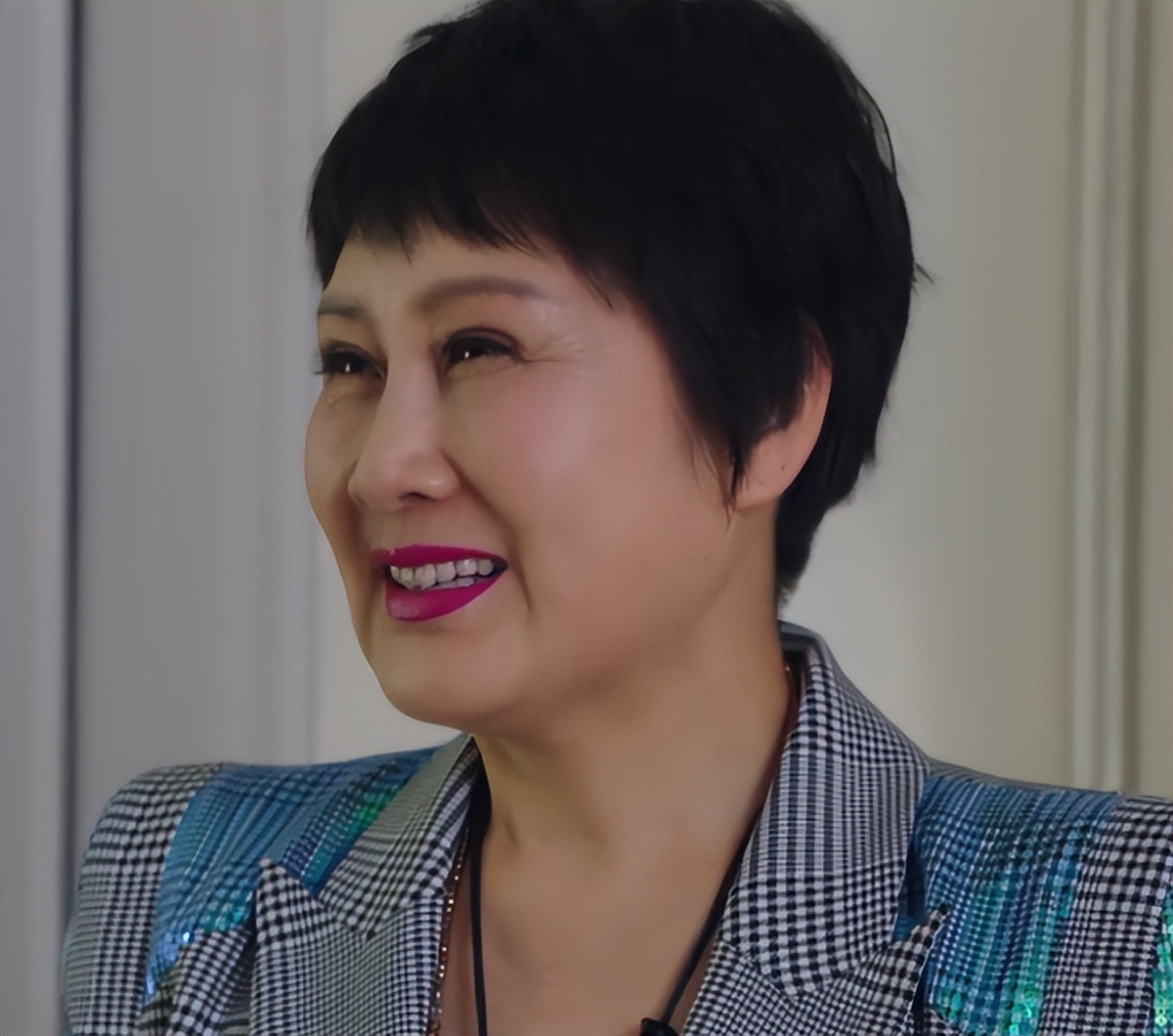 新居之约张凯丽放飞自我60岁了还浓妆艳抹