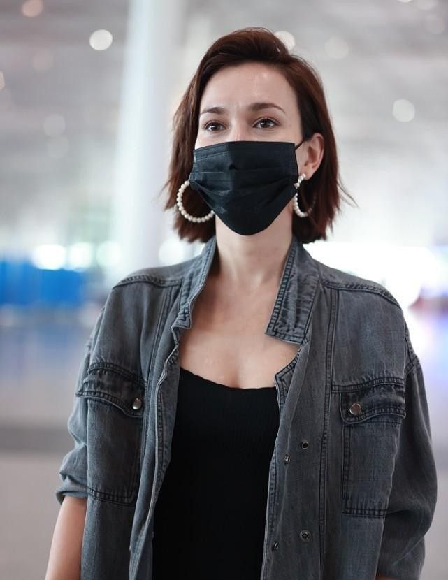 卢靖姗穿衣挺潇洒,牛仔夹克显得身材挺瘦小,短发利落不显年龄__财经