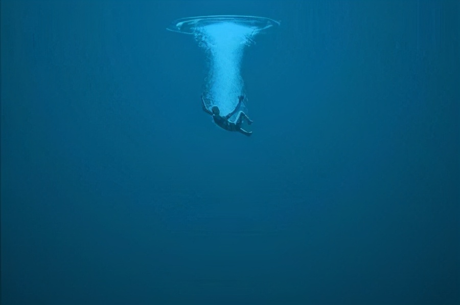若飞机失事,人从10000米高空无保护坠落到海里,能生还吗?