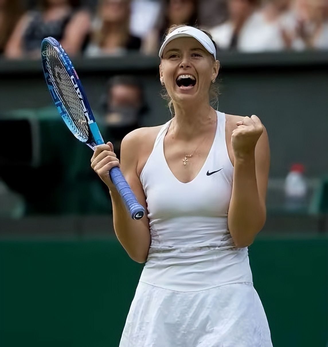 莎拉波娃挺孕肚逛街穿格子长裙优雅高贵大肚子凸显仍未结婚