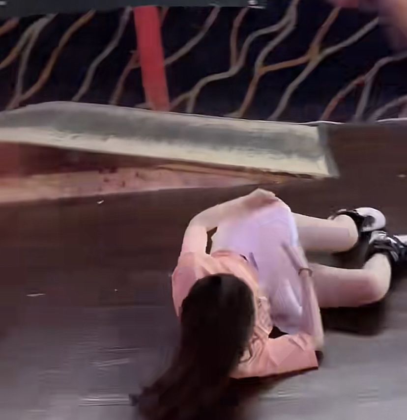 年轻女孩滑冰场上滑得起兴转身时不慎摔倒第一时间是拉裙子