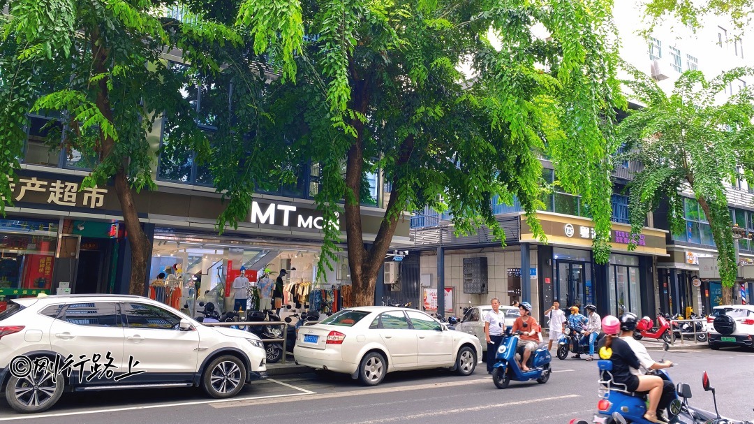 三亚商品街每一条巷子都能让人流连忘返