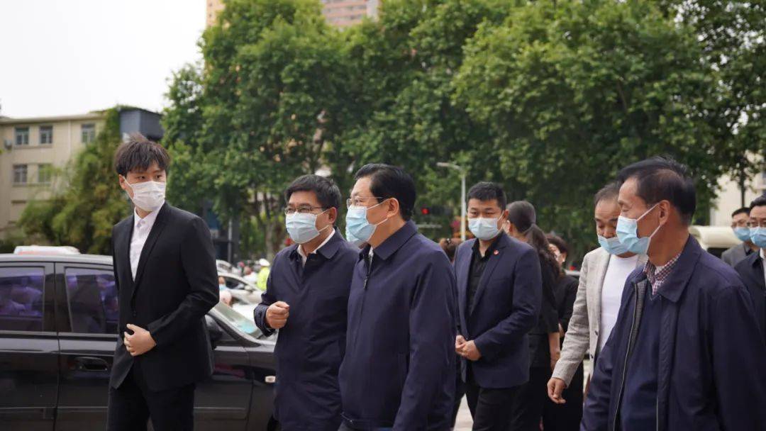 南阳市委书记朱是西到大统百货检查指导疫情防控和市场供应情况