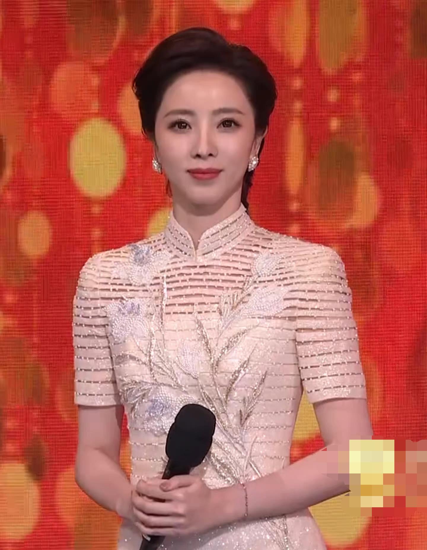 央视美女主持穿旗袍个个有颜值又有才华气质优雅又有韵味