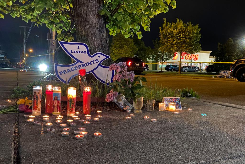 5月15日凌晨，人们在美国纽约州布法罗市的枪击案现场附近摆放蜡烛纪念遇难者。新华社发（张杰摄）