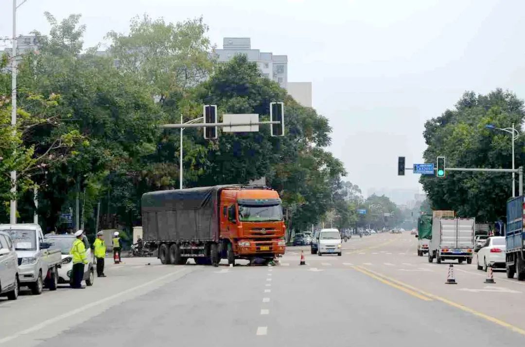 货车撞倒电动车致老人身亡！交警一查所属企业，发现……