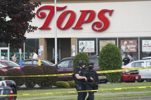 美一超市发生枪击事件至少10人死 FBI称或涉仇恨犯罪