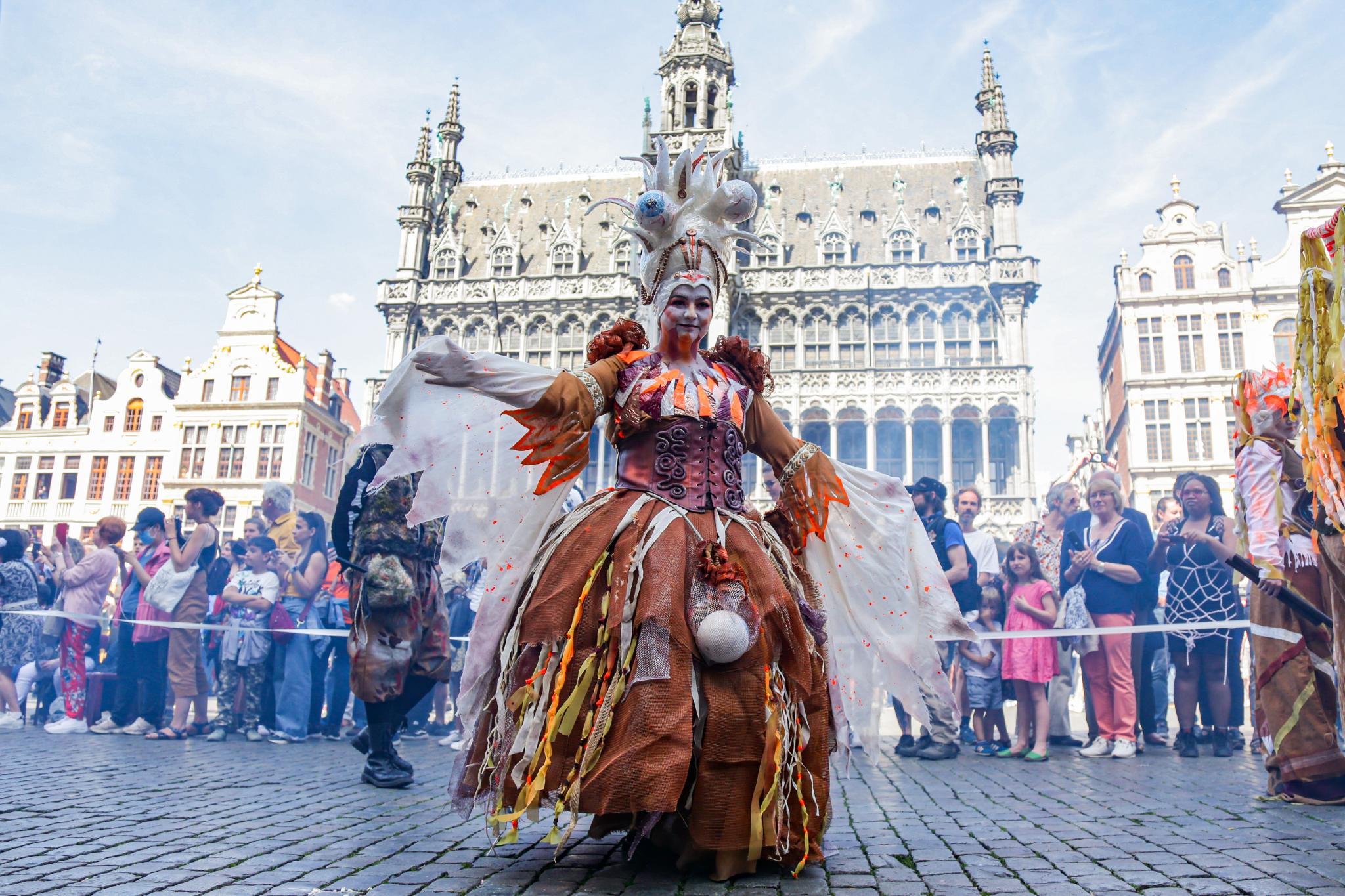 比利时布鲁塞尔举行大型民俗文化巡游