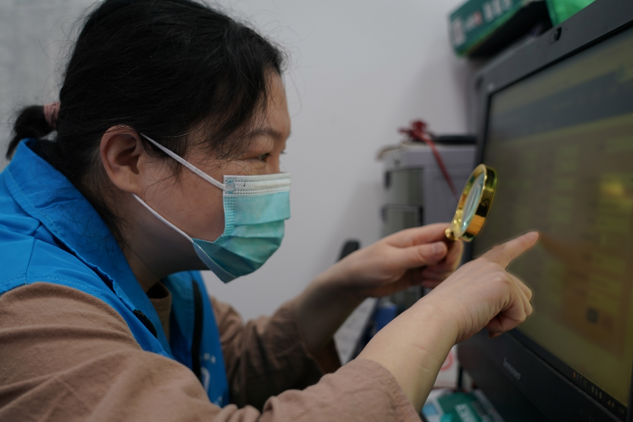 手握放大镜的"战疫"姑娘|北京市|疫情|核酸检测_新浪新闻