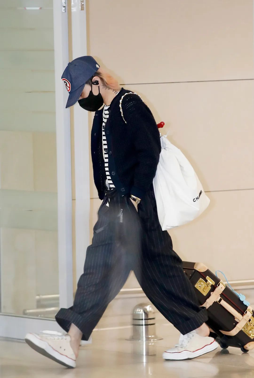 男星街拍权志龙结束看秀行程回国哈卷在新mv中起飞