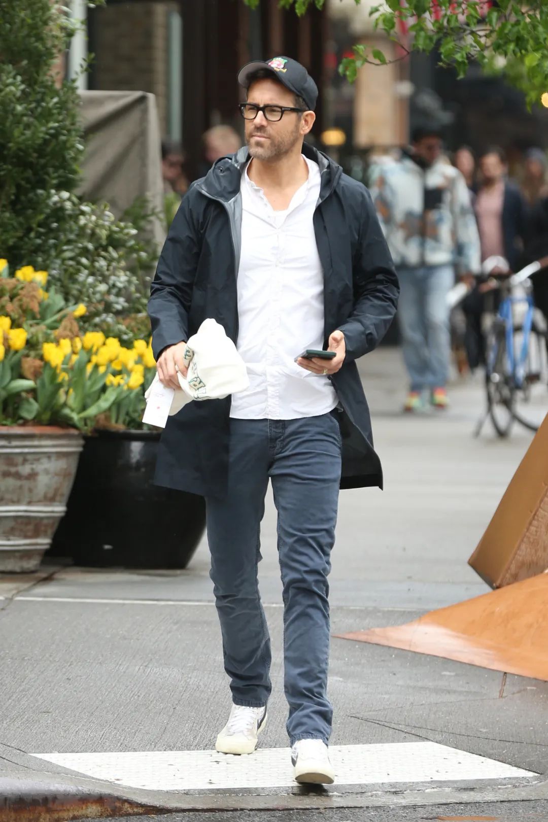 男星街拍权志龙结束看秀行程回国哈卷在新mv中起飞