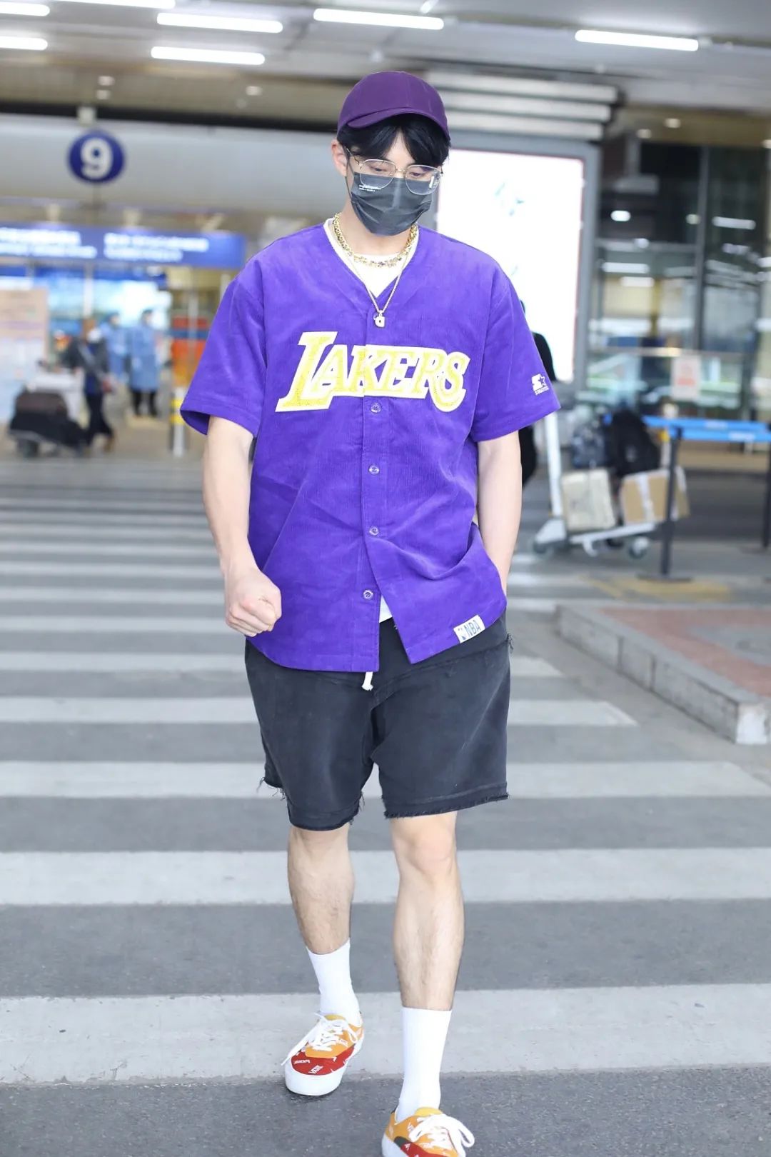 男星街拍权志龙结束看秀行程回国哈卷在新mv中起飞