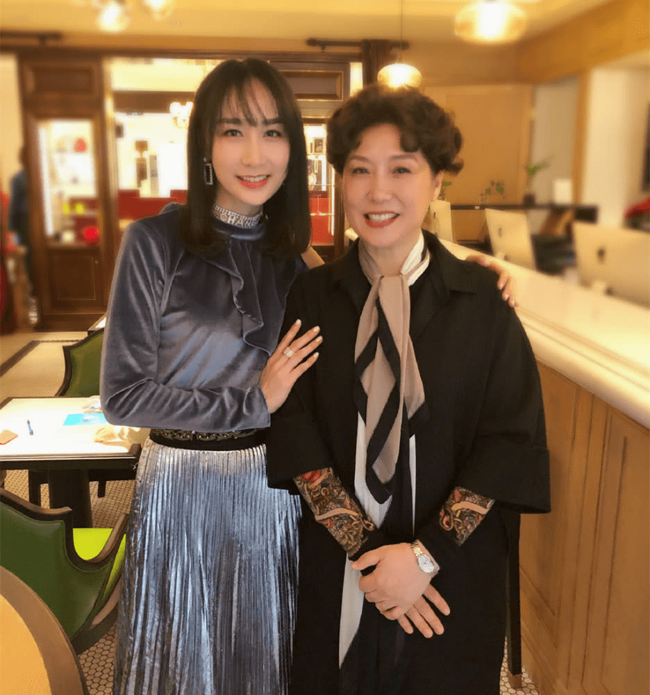 雷佳音携老婆走机场37岁还有清纯气质穿t恤白裙像个美少女