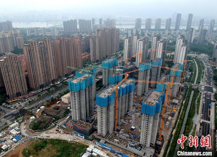 资料图：一处正在建设的住宅区。(无人机拍摄) 中新社记者 吕明 摄