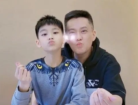 曹颖过48岁生日老公儿子表演双簧儿子颜值太惊人不愧叫王子