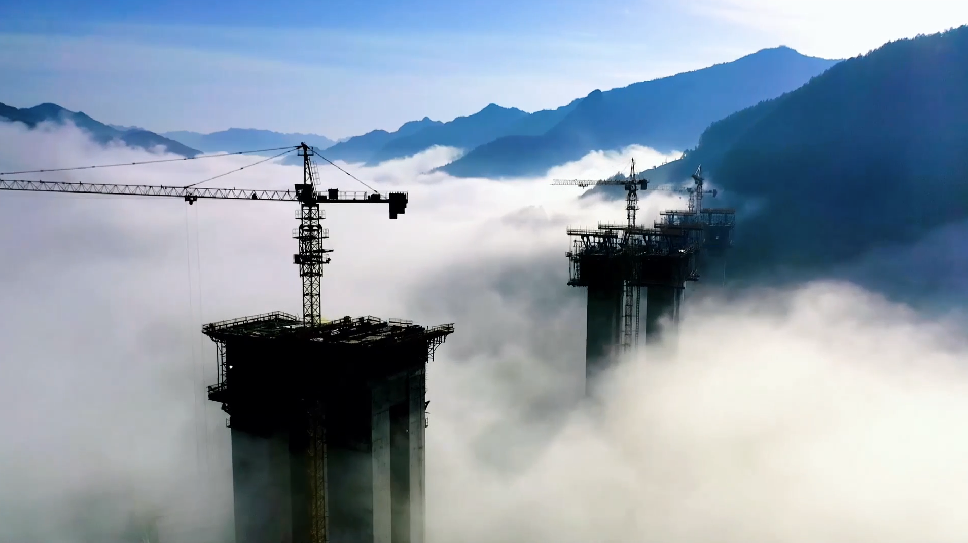 壮观云雾缭绕中的黄鱼江大桥