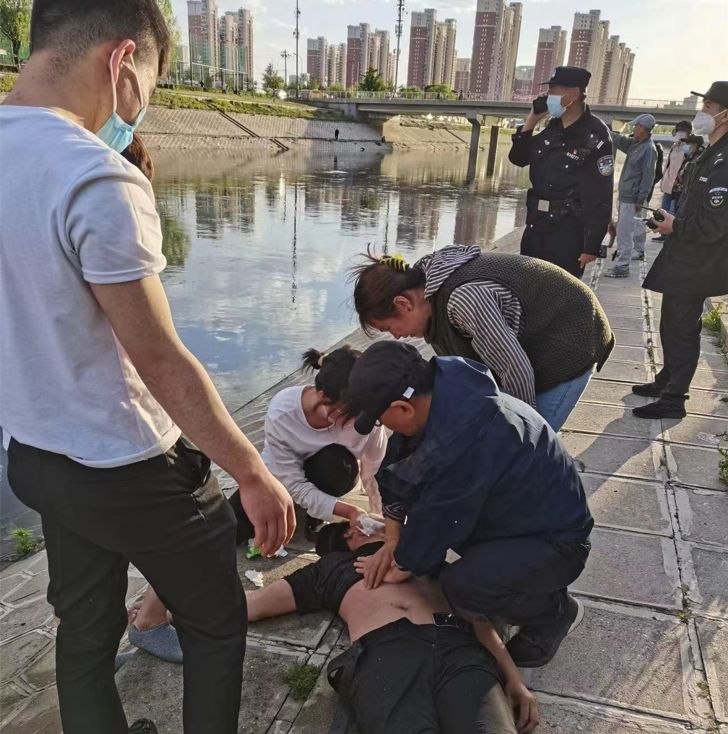 男子2次潜水单手捞起溺水者!上热搜的救人小伙儿找到了