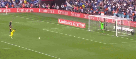 阿利松成功扑出点球。