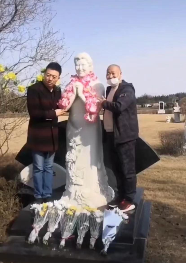 演员高秀敏逝世17年徒弟长春墓地跪拜神情哀伤墓园布置显用心