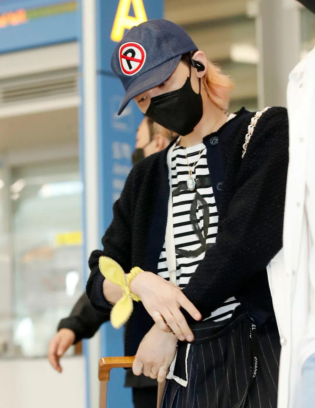 男星街拍权志龙结束看秀行程回国哈卷在新mv中起飞