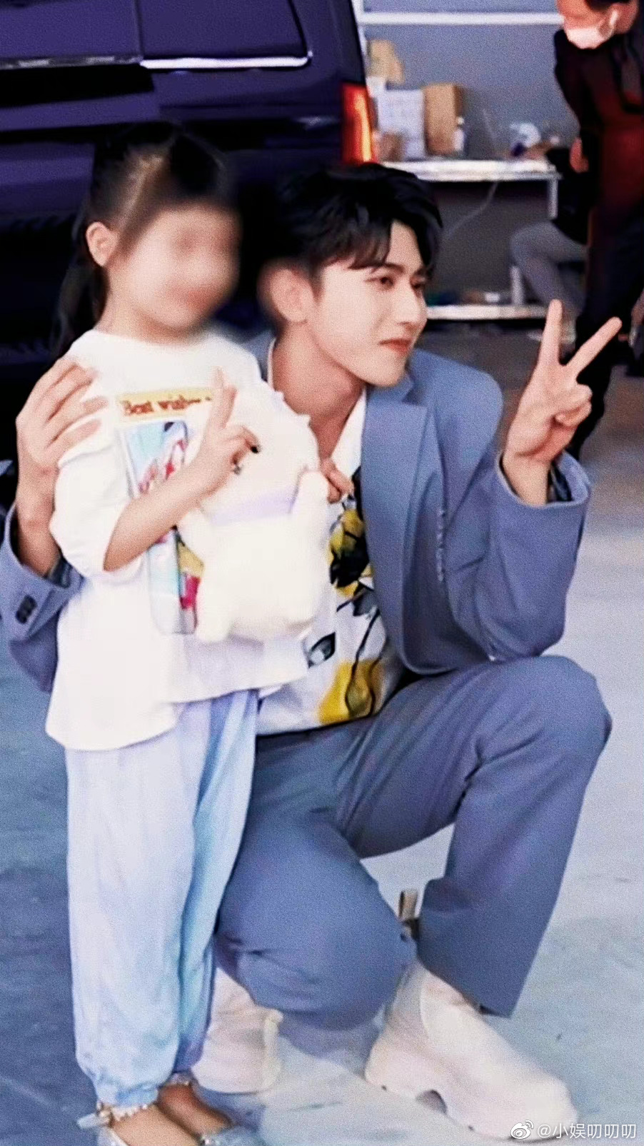 蔡徐坤特意下车还蹲下来和小朋友合照