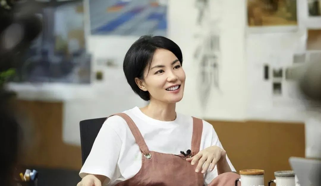 53岁王菲近照真的老了,穿透视衫拍内衣广告,粉红脸蛋僵硬没灵气