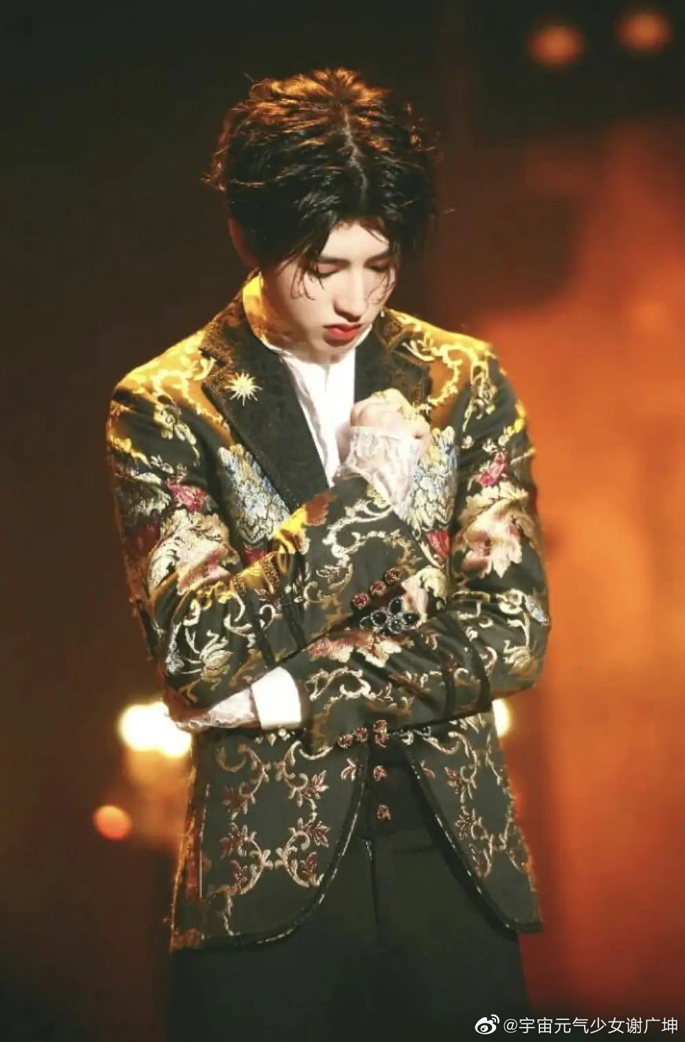 蔡徐坤在舞台上跳起舞来气场全开酷炫十足