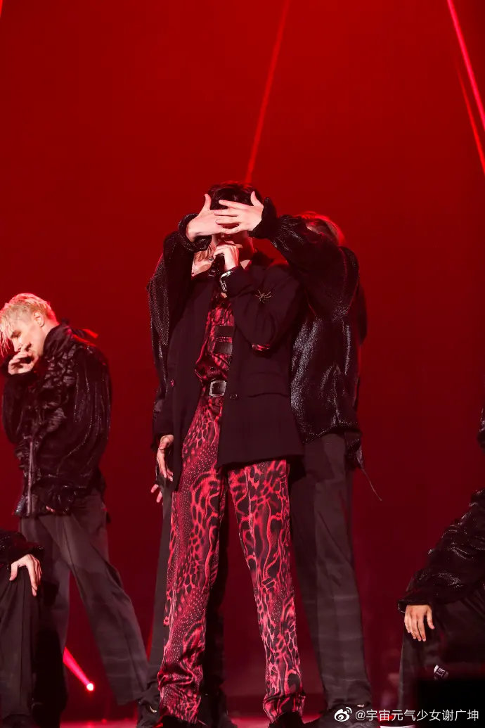 蔡徐坤在舞台上跳起舞来气场全开酷炫十足