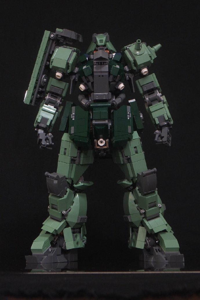 虽然乐高积木比较破碎化,但是经过模友精致的设计之后,这款扎古模型看