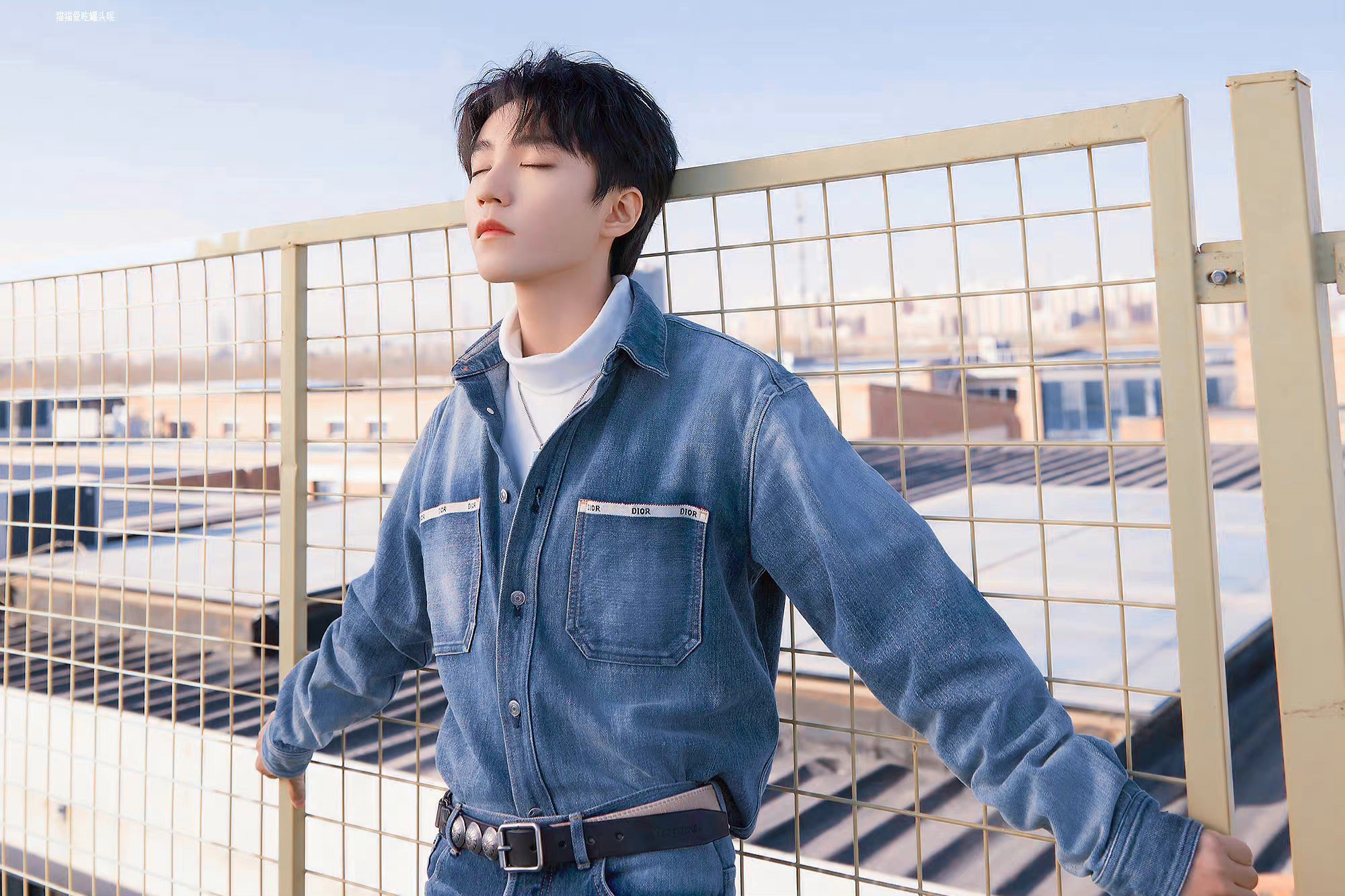 蓝色牛仔外套合集释出……|王俊凯_新浪新闻